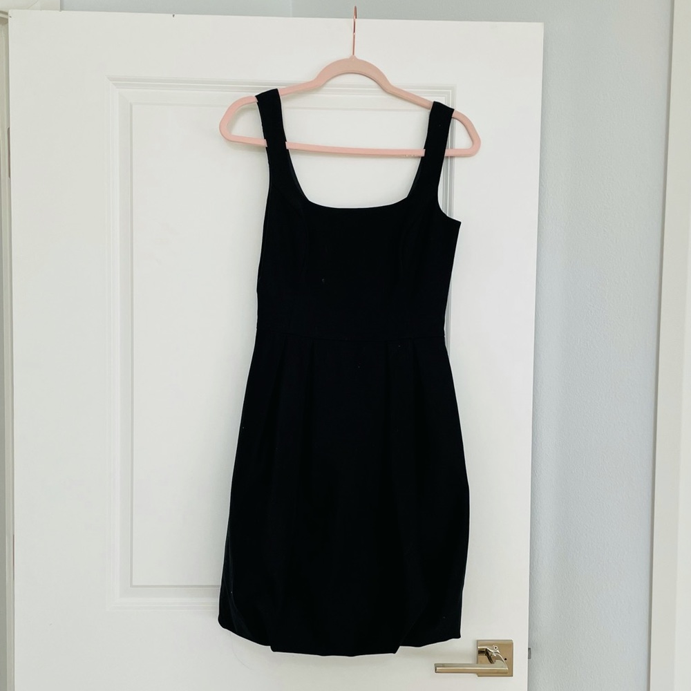 CUE | classic black dress